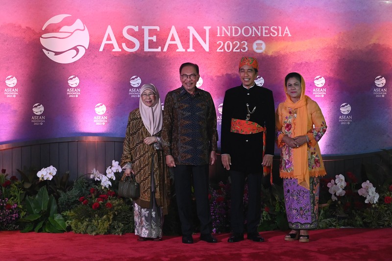Presiden RI Joko Widodo dan Ibu Negara Iriana Joko Widodo disambut Menhub Budi Karya Sumadi dan Menkes Budi Gunadi Sadikin saat tiba di lokasi Gala Dinner KTT ke-43 ASEAN di Hutan Kota Plataran, Kompleks GBK Jakarta, Rabu (6/9/2023). (Dok: Media Center KTT Asean) Presiden RI Joko Widodo dan Ibu Negara Iriana Joko Widodo disambut Menhub Budi Karya Sumadi dan Menkes Budi Gunadi Sadikin saat tiba di lokasi Gala Dinner KTT ke-43 ASEAN di Hutan Kota Plataran, Kompleks GBK Jakarta, Rabu (6/9/2023). (Dok: Media Center KTT Asean)