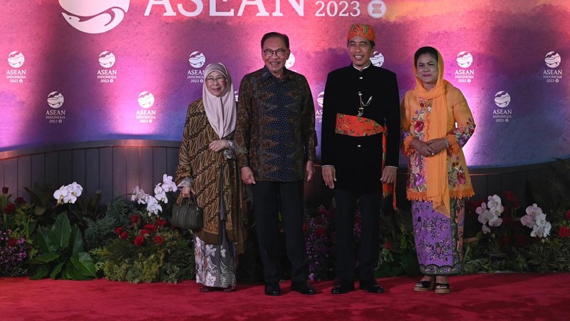 Presiden RI Joko Widodo dan Ibu Negara Iriana Joko Widodo disambut Menhub Budi Karya Sumadi dan Menkes Budi Gunadi Sadikin saat tiba di lokasi Gala Dinner KTT ke-43 ASEAN di Hutan Kota Plataran, Kompleks GBK Jakarta, Rabu (6/9/2023). (Dok: Media Center KTT Asean)