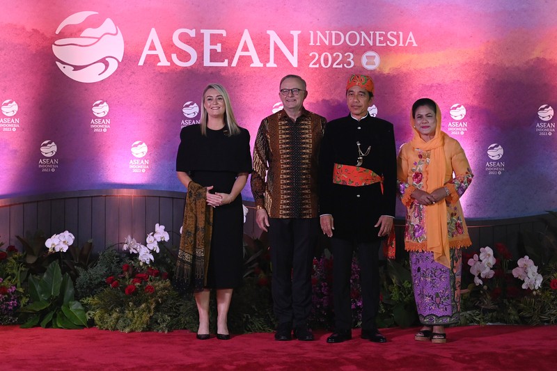Presiden RI Joko Widodo dan Ibu Negara Iriana Joko Widodo disambut Menhub Budi Karya Sumadi dan Menkes Budi Gunadi Sadikin saat tiba di lokasi Gala Dinner KTT ke-43 ASEAN di Hutan Kota Plataran, Kompleks GBK Jakarta, Rabu (6/9/2023). (Dok: Media Center KTT Asean)