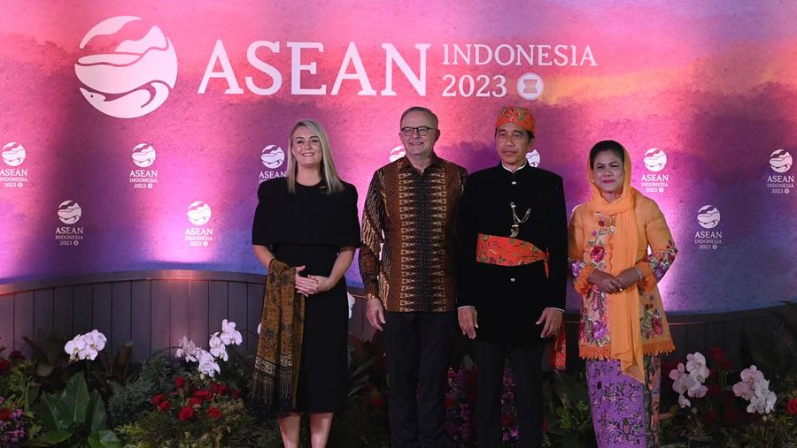 Presiden RI Joko Widodo dan Ibu Negara Iriana Joko Widodo disambut Menhub Budi Karya Sumadi dan Menkes Budi Gunadi Sadikin saat tiba di lokasi Gala Dinner KTT ke-43 ASEAN di Hutan Kota Plataran, Kompleks GBK Jakarta, Rabu (6/9/2023). (Dok: Media Center KTT Asean)