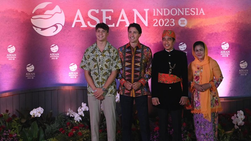 Presiden RI Joko Widodo dan Ibu Negara Iriana Joko Widodo disambut Menhub Budi Karya Sumadi dan Menkes Budi Gunadi Sadikin saat tiba di lokasi Gala Dinner KTT ke-43 ASEAN di Hutan Kota Plataran, Kompleks GBK Jakarta, Rabu (6/9/2023). (Dok: Media Center KTT Asean)