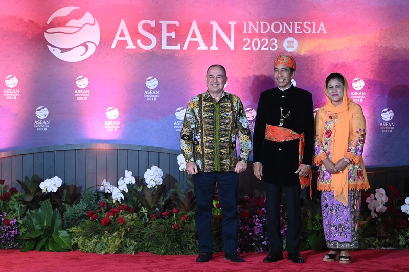 Presiden RI Joko Widodo dan Ibu Negara Iriana Joko Widodo disambut Menhub Budi Karya Sumadi dan Menkes Budi Gunadi Sadikin saat tiba di lokasi Gala Dinner KTT ke-43 ASEAN di Hutan Kota Plataran, Kompleks GBK Jakarta, Rabu (6/9/2023). (Dok: Media Center KTT Asean) Presiden RI Joko Widodo dan Ibu Negara Iriana Joko Widodo disambut Menhub Budi Karya Sumadi dan Menkes Budi Gunadi Sadikin saat tiba di lokasi Gala Dinner KTT ke-43 ASEAN di Hutan Kota Plataran, Kompleks GBK Jakarta, Rabu (6/9/2023). (Dok: Media Center KTT Asean)