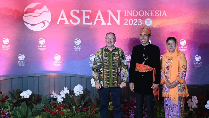 Presiden RI Joko Widodo dan Ibu Negara Iriana Joko Widodo disambut Menhub Budi Karya Sumadi dan Menkes Budi Gunadi Sadikin saat tiba di lokasi Gala Dinner KTT ke-43 ASEAN di Hutan Kota Plataran, Kompleks GBK Jakarta, Rabu (6/9/2023). (Dok: Media Center KTT Asean)