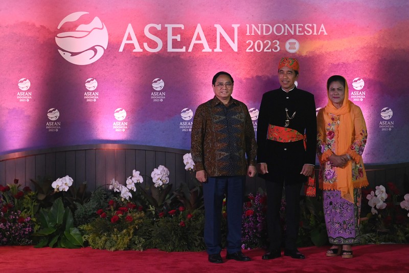 Presiden RI Joko Widodo dan Ibu Negara Iriana Joko Widodo disambut Menhub Budi Karya Sumadi dan Menkes Budi Gunadi Sadikin saat tiba di lokasi Gala Dinner KTT ke-43 ASEAN di Hutan Kota Plataran, Kompleks GBK Jakarta, Rabu (6/9/2023). (Dok: Media Center KTT Asean) Presiden RI Joko Widodo dan Ibu Negara Iriana Joko Widodo disambut Menhub Budi Karya Sumadi dan Menkes Budi Gunadi Sadikin saat tiba di lokasi Gala Dinner KTT ke-43 ASEAN di Hutan Kota Plataran, Kompleks GBK Jakarta, Rabu (6/9/2023). (Dok: Media Center KTT Asean)