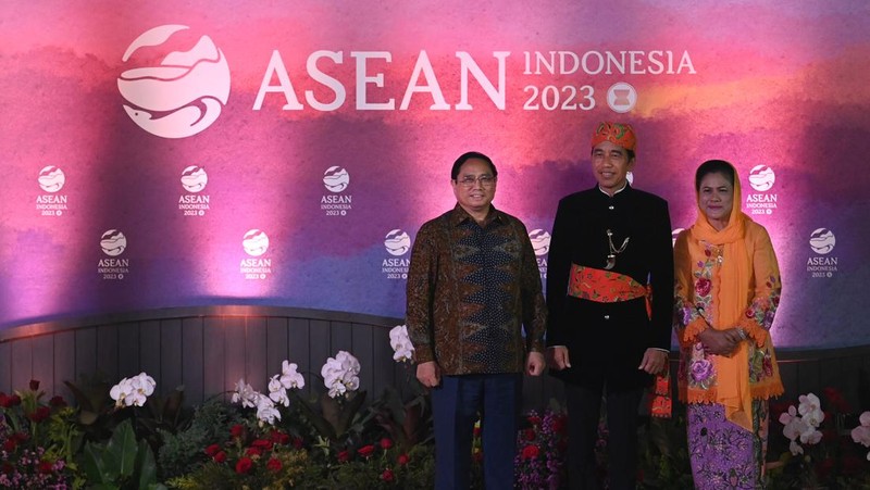 Presiden RI Joko Widodo dan Ibu Negara Iriana Joko Widodo disambut Menhub Budi Karya Sumadi dan Menkes Budi Gunadi Sadikin saat tiba di lokasi Gala Dinner KTT ke-43 ASEAN di Hutan Kota Plataran, Kompleks GBK Jakarta, Rabu (6/9/2023). (Dok: Media Center KTT Asean)