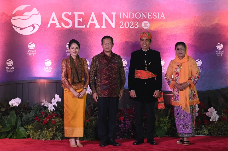Presiden RI Joko Widodo dan Ibu Negara Iriana Joko Widodo disambut Menhub Budi Karya Sumadi dan Menkes Budi Gunadi Sadikin saat tiba di lokasi Gala Dinner KTT ke-43 ASEAN di Hutan Kota Plataran, Kompleks GBK Jakarta, Rabu (6/9/2023). (Dok: Media Center KTT Asean) Presiden RI Joko Widodo dan Ibu Negara Iriana Joko Widodo disambut Menhub Budi Karya Sumadi dan Menkes Budi Gunadi Sadikin saat tiba di lokasi Gala Dinner KTT ke-43 ASEAN di Hutan Kota Plataran, Kompleks GBK Jakarta, Rabu (6/9/2023). (Dok: Media Center KTT Asean)