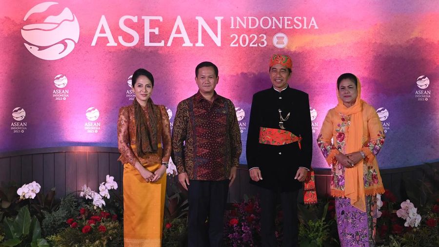 Presiden RI Joko Widodo dan Ibu Negara Iriana Joko Widodo disambut Menhub Budi Karya Sumadi dan Menkes Budi Gunadi Sadikin saat tiba di lokasi Gala Dinner KTT ke-43 ASEAN di Hutan Kota Plataran, Kompleks GBK Jakarta, Rabu (6/9/2023). (Dok: Media Center KTT Asean)