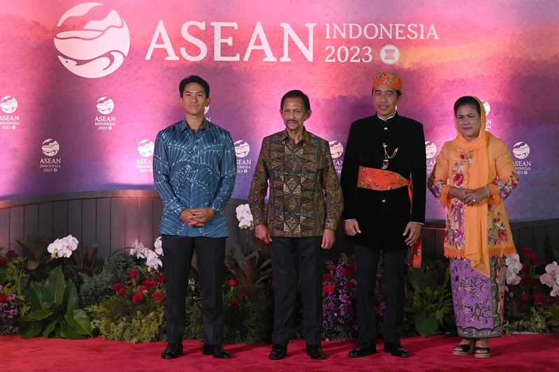 Presiden RI Joko Widodo dan Ibu Negara Iriana Joko Widodo disambut Menhub Budi Karya Sumadi dan Menkes Budi Gunadi Sadikin saat tiba di lokasi Gala Dinner KTT ke-43 ASEAN di Hutan Kota Plataran, Kompleks GBK Jakarta, Rabu (6/9/2023). (Dok: Media Center KTT Asean) Presiden RI Joko Widodo dan Ibu Negara Iriana Joko Widodo disambut Menhub Budi Karya Sumadi dan Menkes Budi Gunadi Sadikin saat tiba di lokasi Gala Dinner KTT ke-43 ASEAN di Hutan Kota Plataran, Kompleks GBK Jakarta, Rabu (6/9/2023). (Dok: Media Center KTT Asean)