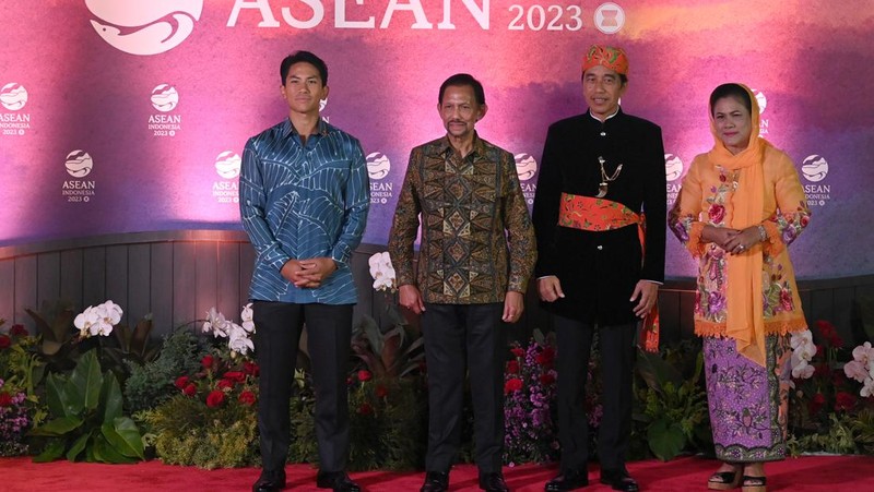 Presiden RI Joko Widodo dan Ibu Negara Iriana Joko Widodo disambut Menhub Budi Karya Sumadi dan Menkes Budi Gunadi Sadikin saat tiba di lokasi Gala Dinner KTT ke-43 ASEAN di Hutan Kota Plataran, Kompleks GBK Jakarta, Rabu (6/9/2023). (Dok: Media Center KTT Asean)