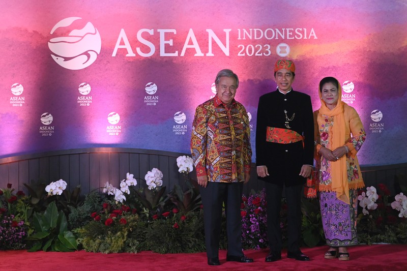 Presiden RI Joko Widodo dan Ibu Negara Iriana Joko Widodo disambut Menhub Budi Karya Sumadi dan Menkes Budi Gunadi Sadikin saat tiba di lokasi Gala Dinner KTT ke-43 ASEAN di Hutan Kota Plataran, Kompleks GBK Jakarta, Rabu (6/9/2023). (Dok: Media Center KTT Asean) Presiden RI Joko Widodo dan Ibu Negara Iriana Joko Widodo disambut Menhub Budi Karya Sumadi dan Menkes Budi Gunadi Sadikin saat tiba di lokasi Gala Dinner KTT ke-43 ASEAN di Hutan Kota Plataran, Kompleks GBK Jakarta, Rabu (6/9/2023). (Dok: Media Center KTT Asean)