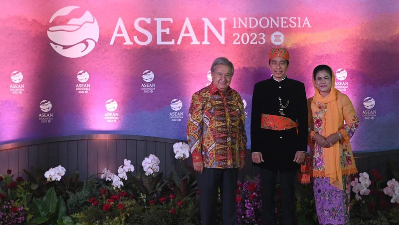 Presiden RI Joko Widodo dan Ibu Negara Iriana Joko Widodo disambut Menhub Budi Karya Sumadi dan Menkes Budi Gunadi Sadikin saat tiba di lokasi Gala Dinner KTT ke-43 ASEAN di Hutan Kota Plataran, Kompleks GBK Jakarta, Rabu (6/9/2023). (Dok: Media Center KTT Asean)