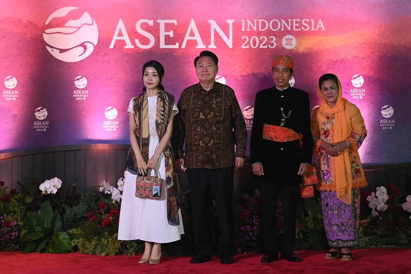 Presiden RI Joko Widodo dan Ibu Negara Iriana Joko Widodo disambut Menhub Budi Karya Sumadi dan Menkes Budi Gunadi Sadikin saat tiba di lokasi Gala Dinner KTT ke-43 ASEAN di Hutan Kota Plataran, Kompleks GBK Jakarta, Rabu (6/9/2023). (Dok: Media Center KTT Asean) Presiden RI Joko Widodo dan Ibu Negara Iriana Joko Widodo disambut Menhub Budi Karya Sumadi dan Menkes Budi Gunadi Sadikin saat tiba di lokasi Gala Dinner KTT ke-43 ASEAN di Hutan Kota Plataran, Kompleks GBK Jakarta, Rabu (6/9/2023). (Dok: Media Center KTT Asean)
