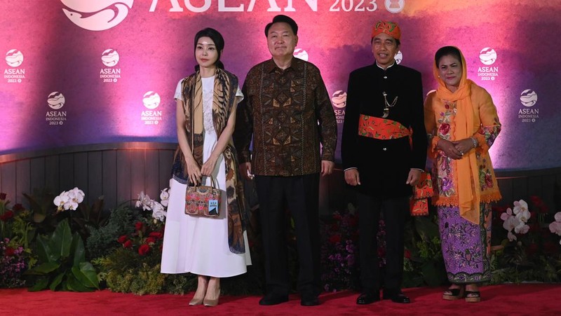 Presiden RI Joko Widodo dan Ibu Negara Iriana Joko Widodo disambut Menhub Budi Karya Sumadi dan Menkes Budi Gunadi Sadikin saat tiba di lokasi Gala Dinner KTT ke-43 ASEAN di Hutan Kota Plataran, Kompleks GBK Jakarta, Rabu (6/9/2023). (Dok: Media Center KTT Asean)
