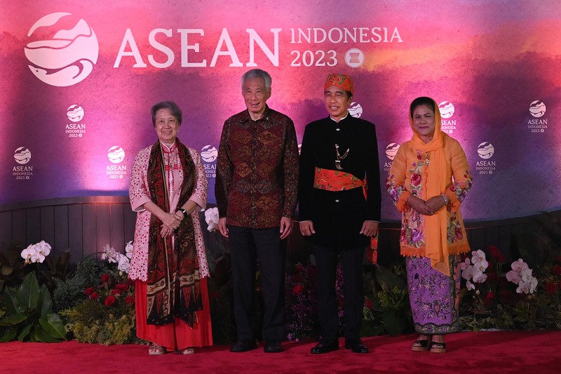 Presiden RI Joko Widodo dan Ibu Negara Iriana Joko Widodo disambut Menhub Budi Karya Sumadi dan Menkes Budi Gunadi Sadikin saat tiba di lokasi Gala Dinner KTT ke-43 ASEAN di Hutan Kota Plataran, Kompleks GBK Jakarta, Rabu (6/9/2023). (Dok: Media Center KTT Asean) Presiden RI Joko Widodo dan Ibu Negara Iriana Joko Widodo disambut Menhub Budi Karya Sumadi dan Menkes Budi Gunadi Sadikin saat tiba di lokasi Gala Dinner KTT ke-43 ASEAN di Hutan Kota Plataran, Kompleks GBK Jakarta, Rabu (6/9/2023). (Dok: Media Center KTT Asean)