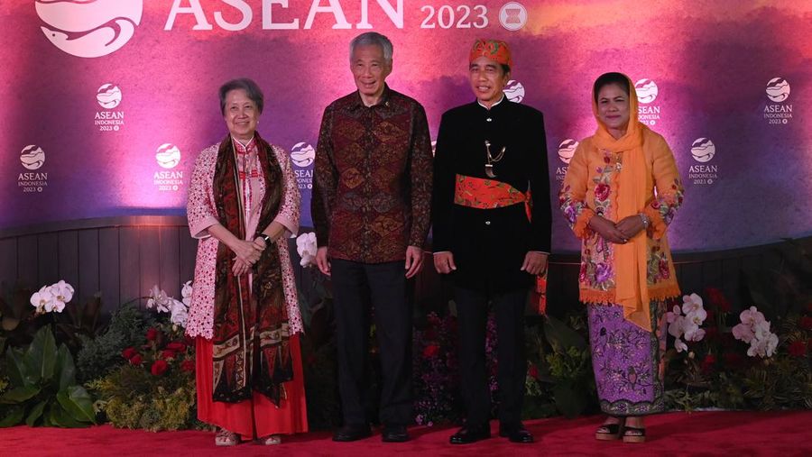 Presiden RI Joko Widodo dan Ibu Negara Iriana Joko Widodo disambut Menhub Budi Karya Sumadi dan Menkes Budi Gunadi Sadikin saat tiba di lokasi Gala Dinner KTT ke-43 ASEAN di Hutan Kota Plataran, Kompleks GBK Jakarta, Rabu (6/9/2023). (Dok: Media Center KTT Asean)
