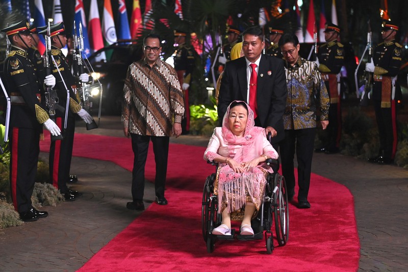 Presiden RI Joko Widodo dan Ibu Negara Iriana Joko Widodo disambut Menhub Budi Karya Sumadi dan Menkes Budi Gunadi Sadikin saat tiba di lokasi Gala Dinner KTT ke-43 ASEAN di Hutan Kota Plataran, Kompleks GBK Jakarta, Rabu (6/9/2023). (Dok: Media Center KTT Asean)