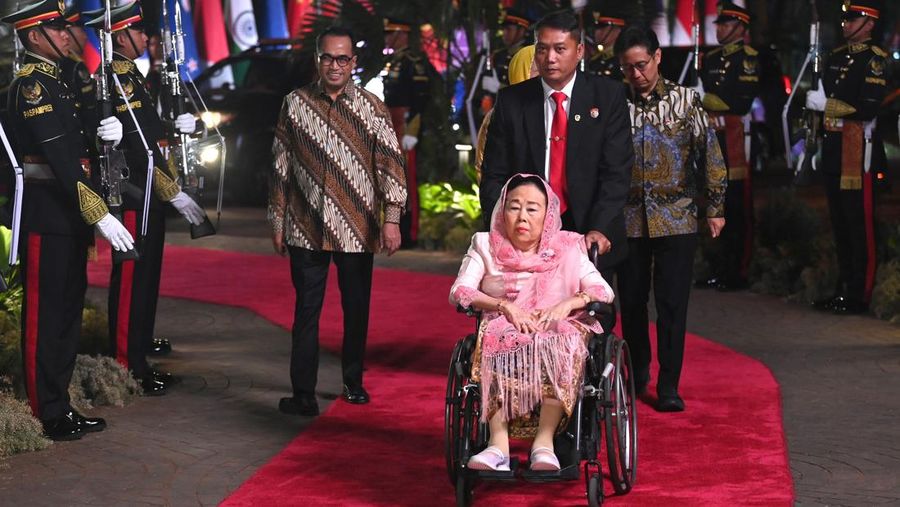 Presiden RI Joko Widodo dan Ibu Negara Iriana Joko Widodo disambut Menhub Budi Karya Sumadi dan Menkes Budi Gunadi Sadikin saat tiba di lokasi Gala Dinner KTT ke-43 ASEAN di Hutan Kota Plataran, Kompleks GBK Jakarta, Rabu (6/9/2023). (Dok: Media Center KTT Asean)