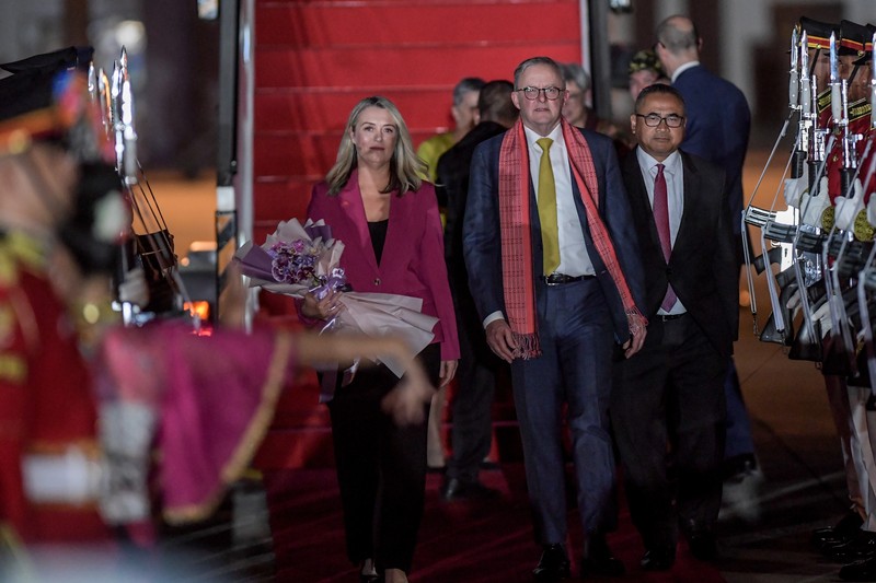 Perdana Menteri Cook Island Mark Brown (tengah) didampingi Sekjen Kemenhub Novie Riyanto (kiri) dan Pj Gubernur Banten Al Muktabar (kedua kanan) berjalan keluar meninggalkan bandara usai tiba di Terminal VVIP Bandara Soekarno-Hatta, Tangerang, Banten, Minggu (3/9/2023). Perdana Menteri Cook Island Mark Brown (tengah) didampingi Sekjen Kemenhub Novie Riyanto (kiri) dan Pj Gubernur Banten Al Muktabar (kedua kanan) berjalan keluar meninggalkan bandara usai tiba di Terminal VVIP Bandara Soekarno-Hatta, Tangerang, Banten, Minggu (3/9/2023). (Dok. Media Center KTT ASEAN 2023/Harviyan Perdana Putra/pras)