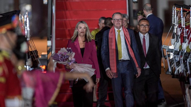 Perdana Menteri Cook Island Mark Brown (tengah) didampingi Sekjen Kemenhub Novie Riyanto (kiri) dan Pj Gubernur Banten Al Muktabar (kedua kanan) berjalan keluar meninggalkan bandara usai tiba di Terminal VVIP Bandara Soekarno-Hatta, Tangerang, Banten, Minggu (3/9/2023). (Dok. Media Center KTT ASEAN 2023/Harviyan Perdana Putra/pras)