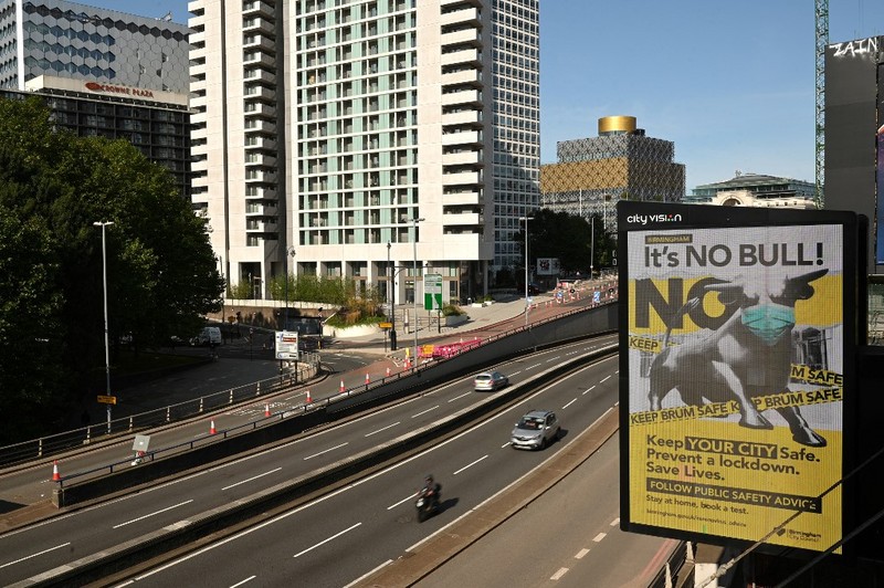 Seorang pejalan kaki melintasi jalan kosong di Birmingham, Inggris tengah pada 14 September 2020. Seorang pejalan kaki melintasi jalan kosong di Birmingham, Inggris tengah pada 14 September 2020. (Photo by Oli SCARFF / AFP/File Foto)