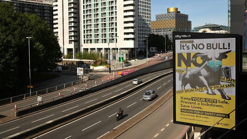 Seorang pejalan kaki melintasi jalan kosong di Birmingham, Inggris tengah pada 14 September 2020. (Photo by Oli SCARFF / AFP/File Foto)