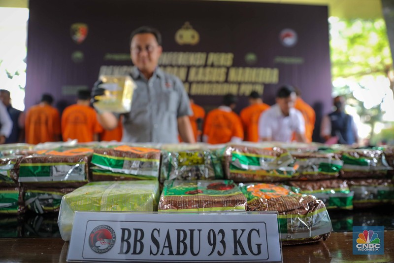 Kepala Biro Penerangan Masyarakat (Karopenmas) Divisi Humas Polri Brigjen Pol. Ahmad Ramadhan (kedua kiri) menunjukkan barang bukti narkotika saat konferensi pers pengungkapan peredaran narkotika di Bareskrim Polri, Jakarta, Rabu (6/9/2023). (CNBC Indonesia/Faisal Rahman)