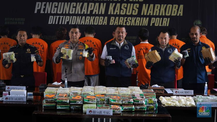 Kepala Biro Penerangan Masyarakat (Karopenmas) Divisi Humas Polri Brigjen Pol. Ahmad Ramadhan (kedua kiri) menunjukkan barang bukti narkotika saat konferensi pers pengungkapan peredaran narkotika di Bareskrim Polri, Jakarta, Rabu (6/9/2023). Kepala Biro Penerangan Masyarakat (Karopenmas) Divisi Humas Polri Brigjen Pol. Ahmad Ramadhan (kedua kiri) menunjukkan barang bukti narkotika saat konferensi pers pengungkapan peredaran narkotika di Bareskrim Polri, Jakarta, Rabu (6/9/2023). (²©²ÊÍøÕ¾/Faisal Rahman)