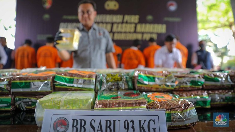 Kepala Biro Penerangan Masyarakat (Karopenmas) Divisi Humas Polri Brigjen Pol. Ahmad Ramadhan (kedua kiri) menunjukkan barang bukti narkotika saat konferensi pers pengungkapan peredaran narkotika di Bareskrim Polri, Jakarta, Rabu (6/9/2023). (CNBC Indonesia/Faisal Rahman)