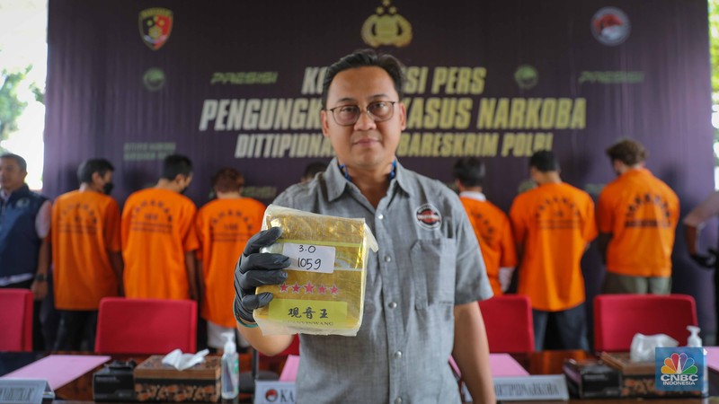 Kepala Biro Penerangan Masyarakat (Karopenmas) Divisi Humas Polri Brigjen Pol. Ahmad Ramadhan (kedua kiri) menunjukkan barang bukti narkotika saat konferensi pers pengungkapan peredaran narkotika di Bareskrim Polri, Jakarta, Rabu (6/9/2023). Kepala Biro Penerangan Masyarakat (Karopenmas) Divisi Humas Polri Brigjen Pol. Ahmad Ramadhan (kedua kiri) menunjukkan barang bukti narkotika saat konferensi pers pengungkapan peredaran narkotika di Bareskrim Polri, Jakarta, Rabu (6/9/2023). (CNBC Indonesia/Faisal Rahman)