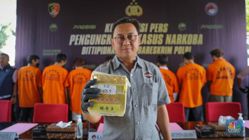 Kepala Biro Penerangan Masyarakat (Karopenmas) Divisi Humas Polri Brigjen Pol. Ahmad Ramadhan (kedua kiri) menunjukkan barang bukti narkotika saat konferensi pers pengungkapan peredaran narkotika di Bareskrim Polri, Jakarta, Rabu (6/9/2023). (CNBC Indonesia/Faisal Rahman)