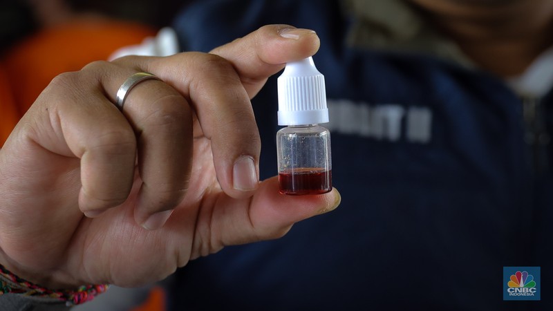 Kepala Biro Penerangan Masyarakat (Karopenmas) Divisi Humas Polri Brigjen Pol. Ahmad Ramadhan (kedua kiri) menunjukkan barang bukti narkotika saat konferensi pers pengungkapan peredaran narkotika di Bareskrim Polri, Jakarta, Rabu (6/9/2023). (CNBC Indonesia/Faisal Rahman)