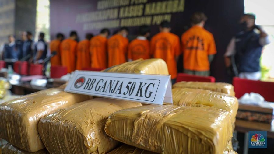Kepala Biro Penerangan Masyarakat (Karopenmas) Divisi Humas Polri Brigjen Pol. Ahmad Ramadhan (kedua kiri) menunjukkan barang bukti narkotika saat konferensi pers pengungkapan peredaran narkotika di Bareskrim Polri, Jakarta, Rabu (6/9/2023). (CNBC Indonesia/Faisal Rahman)