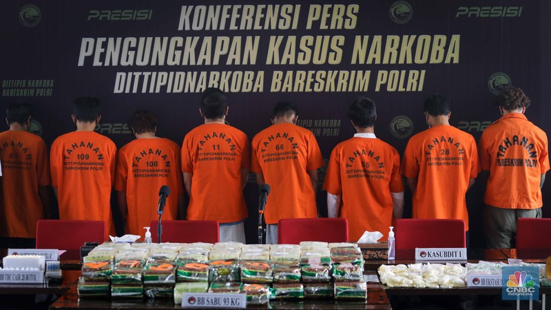 Kepala Biro Penerangan Masyarakat (Karopenmas) Divisi Humas Polri Brigjen Pol. Ahmad Ramadhan (kedua kiri) menunjukkan barang bukti narkotika saat konferensi pers pengungkapan peredaran narkotika di Bareskrim Polri, Jakarta, Rabu (6/9/2023). Kepala Biro Penerangan Masyarakat (Karopenmas) Divisi Humas Polri Brigjen Pol. Ahmad Ramadhan (kedua kiri) menunjukkan barang bukti narkotika saat konferensi pers pengungkapan peredaran narkotika di Bareskrim Polri, Jakarta, Rabu (6/9/2023). (CNBC Indonesia/Faisal Rahman)