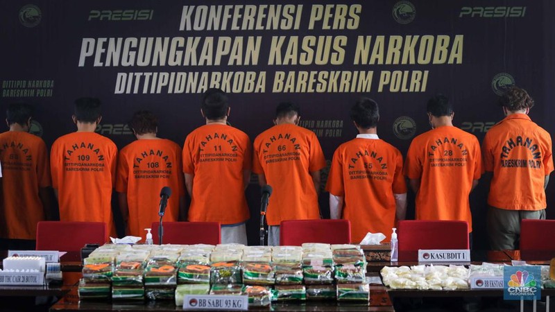 Kepala Biro Penerangan Masyarakat (Karopenmas) Divisi Humas Polri Brigjen Pol. Ahmad Ramadhan (kedua kiri) menunjukkan barang bukti narkotika saat konferensi pers pengungkapan peredaran narkotika di Bareskrim Polri, Jakarta, Rabu (6/9/2023). (CNBC Indonesia/Faisal Rahman)