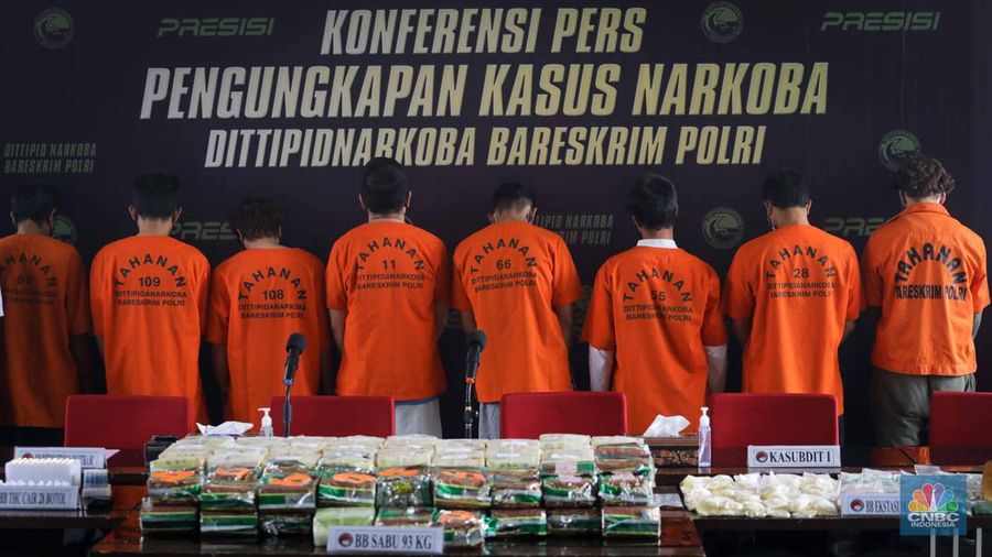Kepala Biro Penerangan Masyarakat (Karopenmas) Divisi Humas Polri Brigjen Pol. Ahmad Ramadhan (kedua kiri) menunjukkan barang bukti narkotika saat konferensi pers pengungkapan peredaran narkotika di Bareskrim Polri, Jakarta, Rabu (6/9/2023). (CNBC Indonesia/Faisal Rahman)