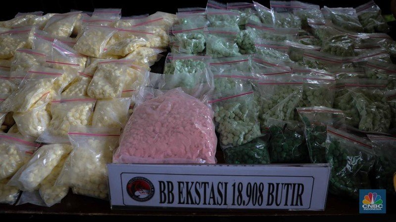 Kepala Biro Penerangan Masyarakat (Karopenmas) Divisi Humas Polri Brigjen Pol. Ahmad Ramadhan (kedua kiri) menunjukkan barang bukti narkotika saat konferensi pers pengungkapan peredaran narkotika di Bareskrim Polri, Jakarta, Rabu (6/9/2023). (CNBC Indonesia/Faisal Rahman)