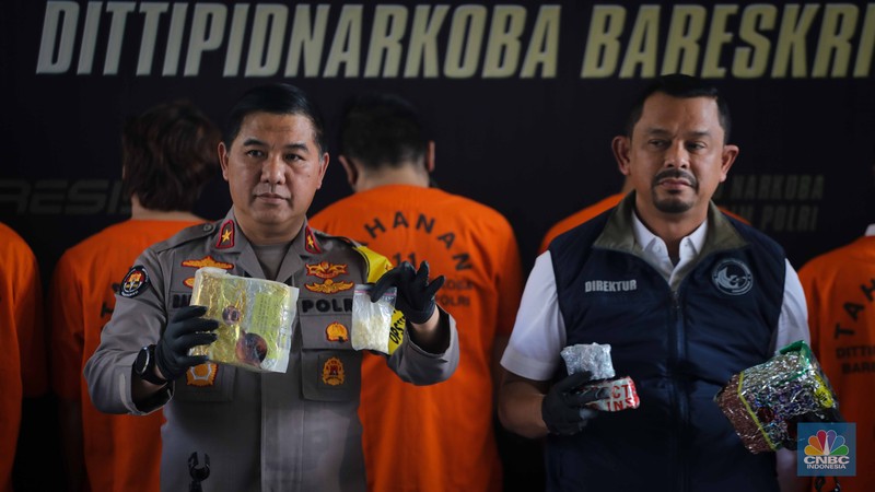 Kepala Biro Penerangan Masyarakat (Karopenmas) Divisi Humas Polri Brigjen Pol. Ahmad Ramadhan (kedua kiri) menunjukkan barang bukti narkotika saat konferensi pers pengungkapan peredaran narkotika di Bareskrim Polri, Jakarta, Rabu (6/9/2023). (CNBC Indonesia/Faisal Rahman)