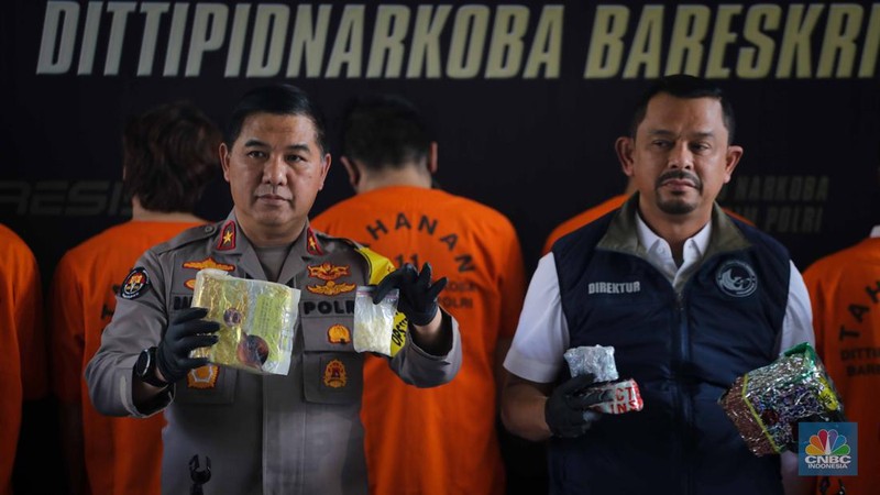 Kepala Biro Penerangan Masyarakat (Karopenmas) Divisi Humas Polri Brigjen Pol. Ahmad Ramadhan (kedua kiri) menunjukkan barang bukti narkotika saat konferensi pers pengungkapan peredaran narkotika di Bareskrim Polri, Jakarta, Rabu (6/9/2023). (CNBC Indonesia/Faisal Rahman)