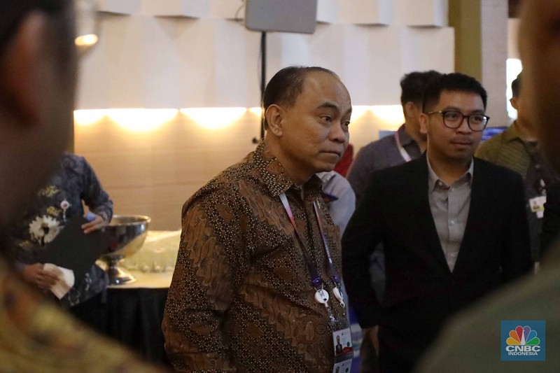 Menteri Komunikasi dan Informatika Budi Arie Setiadi meninjau Media Center KTT ke-43 ASEAN 2023 di Jakarta Convention Center, Jakarta, Rabu (6/9/2023). (CNBC Indonesia/Tri Susilo)