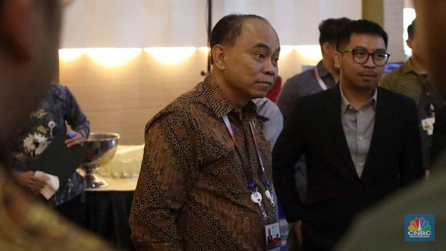 Menteri Komunikasi dan Informatika Budi Arie Setiadi meninjau Media Center KTT ke-43 ASEAN 2023 di Jakarta Convention Center, Jakarta, Rabu (6/9/2023). (CNBC Indonesia/Tri Susilo)