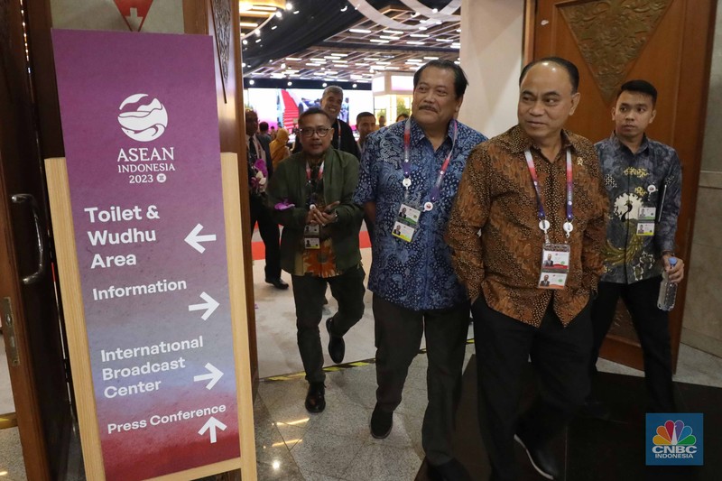 Menteri Komunikasi dan Informatika Budi Arie Setiadi meninjau Media Center KTT ke-43 ASEAN 2023 di Jakarta Convention Center, Jakarta, Rabu (6/9/2023). (CNBC Indonesia/Tri Susilo)