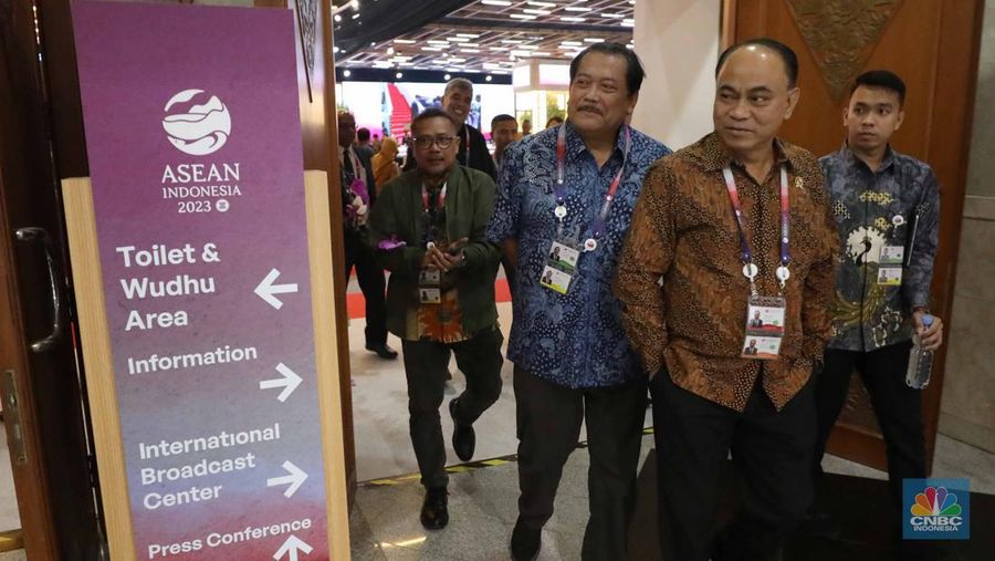 Menteri Komunikasi dan Informatika Budi Arie Setiadi meninjau Media Center KTT ke-43 ASEAN 2023 di Jakarta Convention Center, Jakarta, Rabu (6/9/2023). (CNBC Indonesia/Tri Susilo)