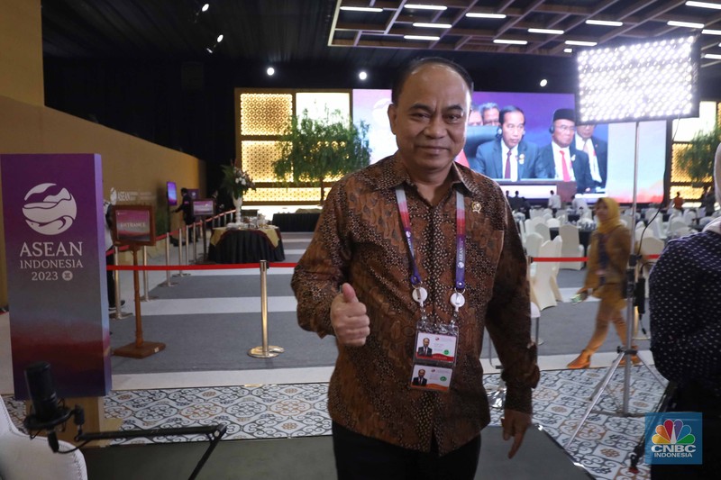 Menteri Komunikasi dan Informatika Budi Arie Setiadi meninjau Media Center KTT ke-43 ASEAN 2023 di Jakarta Convention Center, Jakarta, Rabu (6/9/2023). (CNBC Indonesia/Tri Susilo) Menteri Komunikasi dan Informatika Budi Arie Setiadi meninjau Media Center KTT ke-43 ASEAN 2023 di Jakarta Convention Center, Jakarta, Rabu (6/9/2023). (CNBC Indonesia/Tri Susilo)
