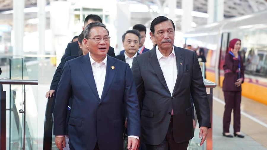 Menteri Kordinator Bidang Maritim dan Investasi RI Luhut Binsar Pandjaitan bersama Perdana Menteri Tiongkok Li Qiang meninjau kesiapan operasional KA Cepat Relasi Jakarta-Bandung di sela-sela kunjungannya ke Indonesia pada 6 September 2023. (Dok. KCIC)