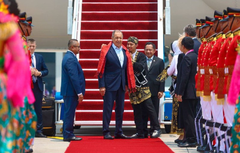 The Arrival of FM Russia Sergey Lavrov in Indonesia The aircraft carrying the Minister of Foreign Affairs Russia Sergey Lavrov arrives at the VVIP Gate Soekarno Hatta Airport, Banten, Wednesday (6/9/2023). Media Center of The ASEAN Summit 2023/Raisan Al Farisi/aww/mifta.
*** Local Caption *** Pesawat yang membawa Menteri Luar Negeri Rusia Sergey Lavrov tiba di Terminal VVIP Bandara Soekarno Hatta, Banten, Rabu (6/9/2023). Media Center KTT ASEAN 2023/Raisan Al Farisi/aww.