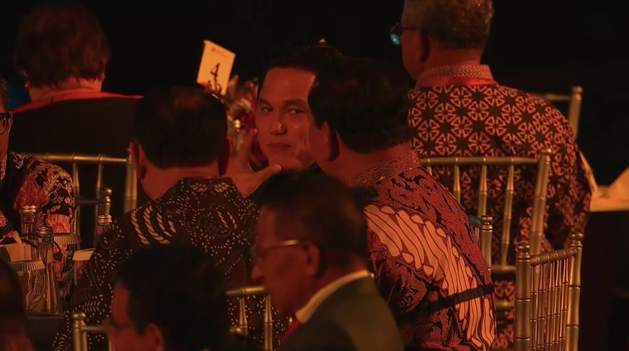 Menteri Pertahanan Prabowo Subianto duduk bersama Menteri BUMN Erick Thohir dalam acara Gala dinner atau jamuan makan malam dalam serangkaian acara Konferensi Tingkat Tinggi (KTT) ASEAN pada Rabu malam (6/9/2023). (Tangkapan Layar youtube Kemkominfo TV)