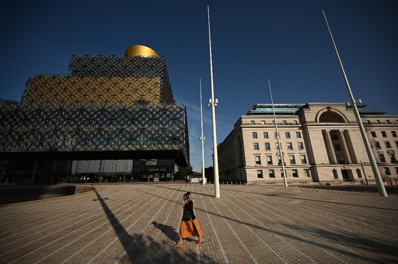 Seorang pejalan kaki melintasi jalan kosong di Birmingham, Inggris tengah pada 14 September 2020. Seorang pejalan kaki melintasi jalan kosong di Birmingham, Inggris tengah pada 14 September 2020. (Photo by Oli SCARFF / AFP/File Foto)