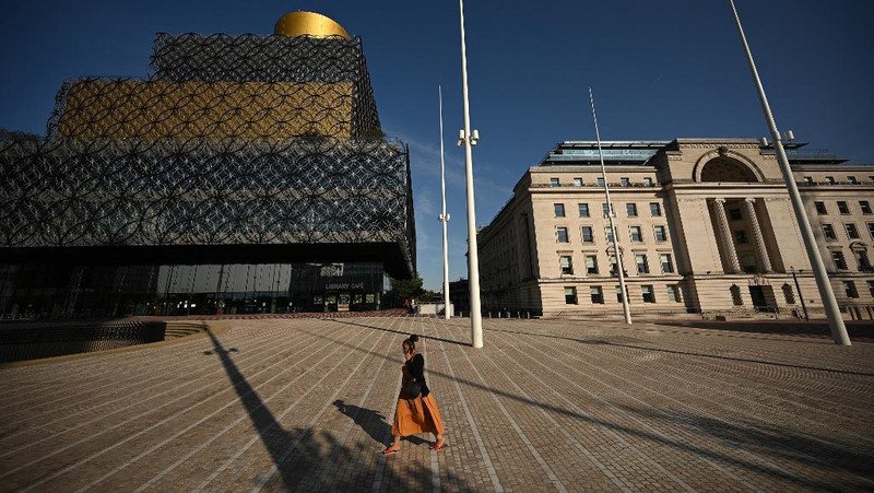 Seorang pejalan kaki melintasi jalan kosong di Birmingham, Inggris tengah pada 14 September 2020. (Photo by Oli SCARFF / AFP/File Foto)