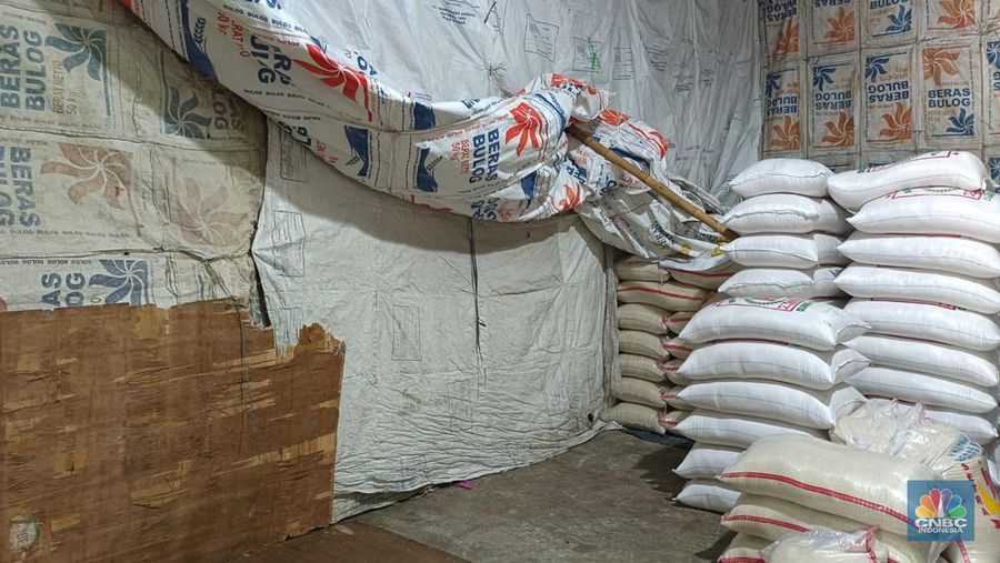 Penjualan beras di Pasar Induk Beras Cipinang sepi karena harga beras meledak. (CNBC Indonesia/Martyasari Rizky)