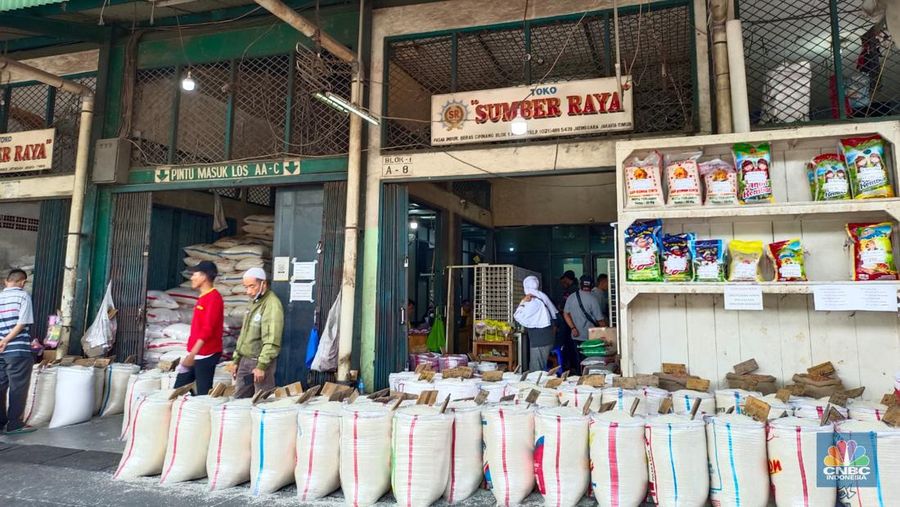 Penjualan beras di Pasar Induk Beras Cipinang sepi karena harga beras meledak. (CNBC Indonesia/Martyasari Rizky)